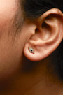 Aretes de botón de mal de ojo con zafiro azul y detalles de diamante en oro amarillo de 10K, foto 3