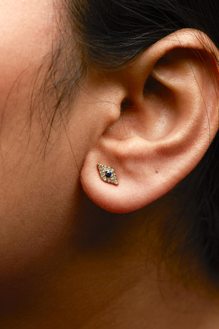 Aretes de botón de mal de ojo con zafiro azul y detalles de diamante en oro amarillo de 10K, foto 3