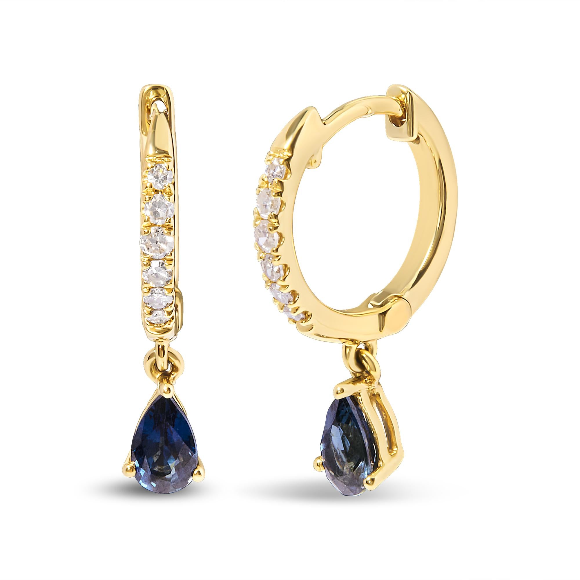 Aretes de aro Huggie colgantes con zafiro azul de talla pera y diamantes de 1/10 ct. p.t. en oro amarillo de 10K, foto 1