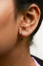 Aretes de aro Huggie colgantes con zafiro azul de talla pera y diamantes de 1/10 ct. p.t. en oro amarillo de 10K, foto 3