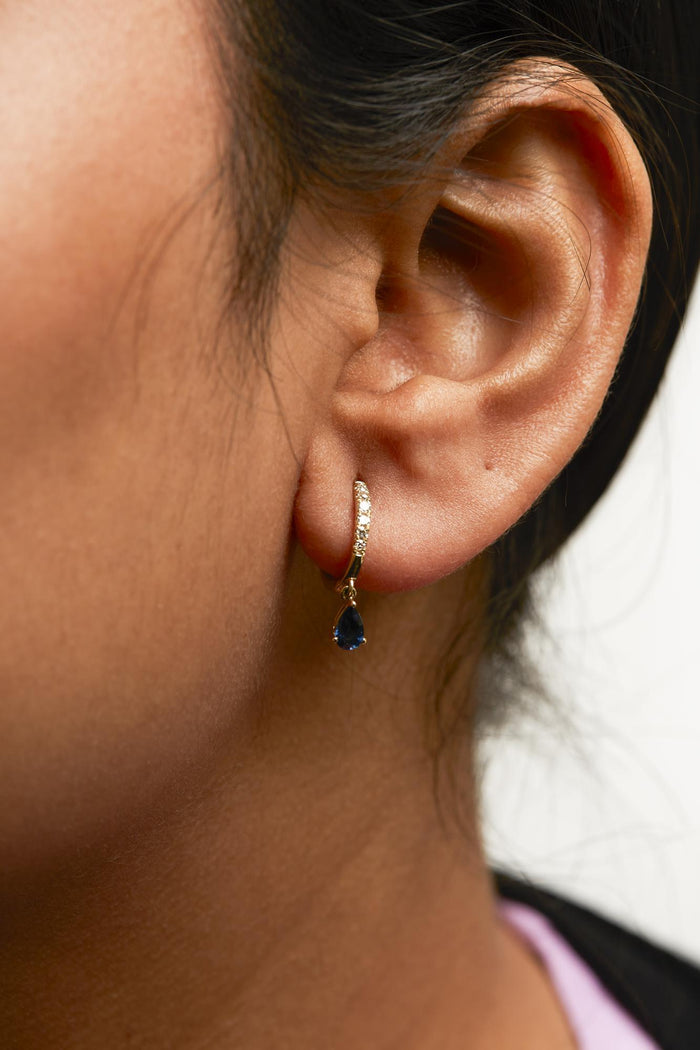 Aretes de aro Huggie colgantes con zafiro azul de talla pera y diamantes de 1/10 ct. p.t. en oro amarillo de 10K, foto 3