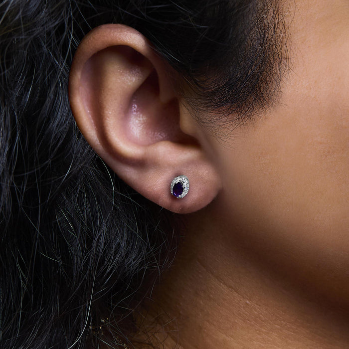 Aretes de botón de halo con piedra natal talla ovalada de 5x3mm y diamantes en oro blanco de 10K, foto 33