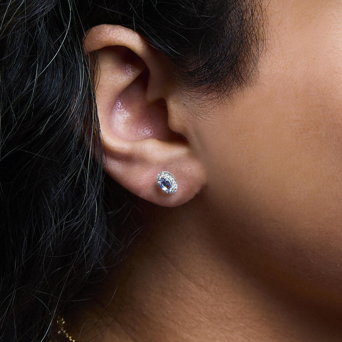 Aretes de botón de halo con piedra natal talla ovalada de 5x3mm y diamantes en oro blanco de 10K, foto 32
