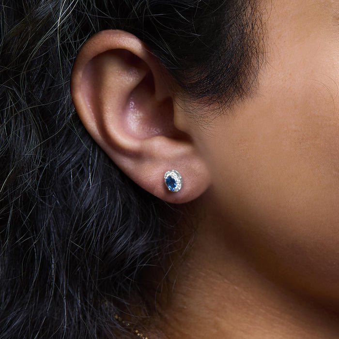 Aretes de botón de halo con piedra natal talla ovalada de 5x3mm y diamantes en oro blanco de 10K, foto 31