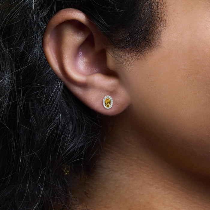 Aretes de botón de halo con piedra natal talla ovalada de 5x3mm y diamantes en oro blanco de 10K, foto 30