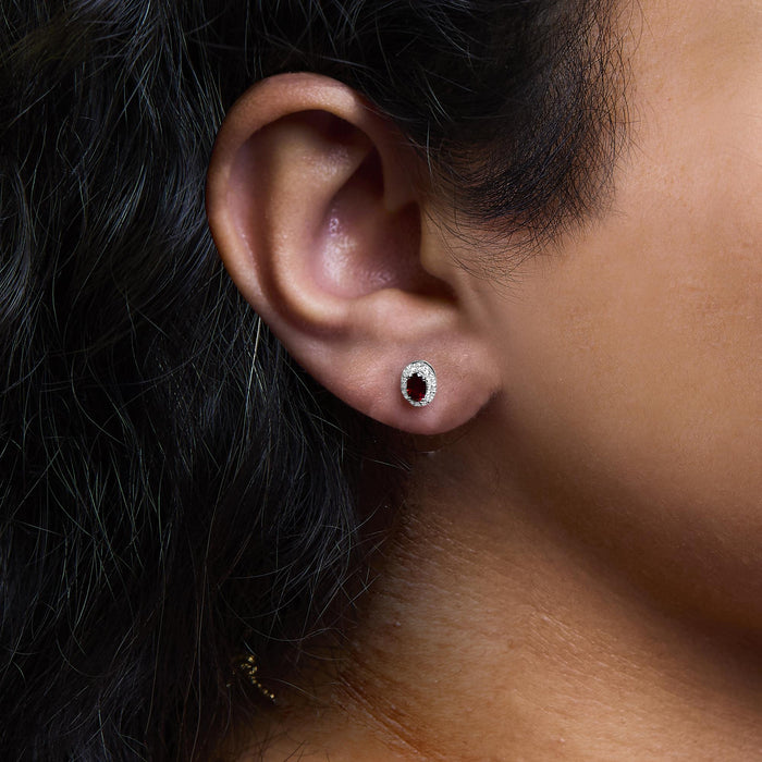 Aretes de botón de halo con piedra natal talla ovalada de 5x3mm y diamantes en oro blanco de 10K, foto 25