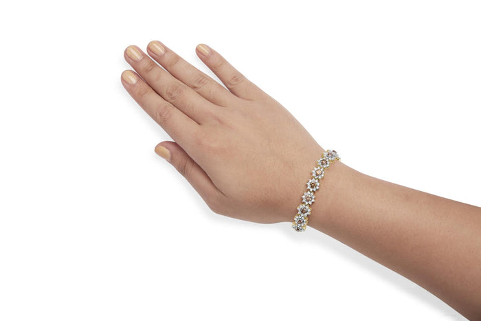 Pulsera de eslabones de halo y racimo floral con diamantes champán de 8 ct. p.t. en oro amarillo de 14K, foto 3