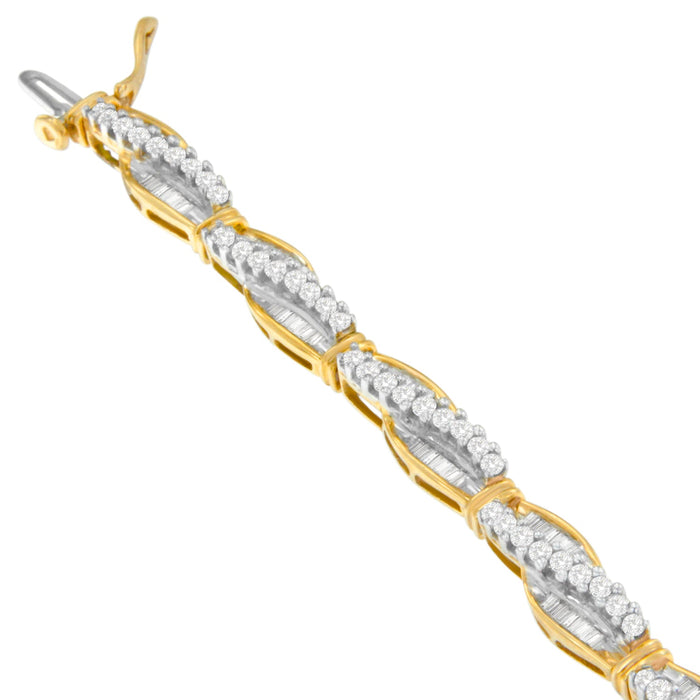Pulsera Winding Love con diamantes redondos y baguette de 3 ct. p.t. en oro amarillo de 14K, foto 3