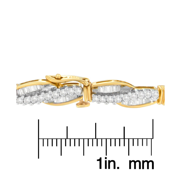 Pulsera Winding Love con diamantes redondos y baguette de 3 ct. p.t. en oro amarillo de 14K, foto 4