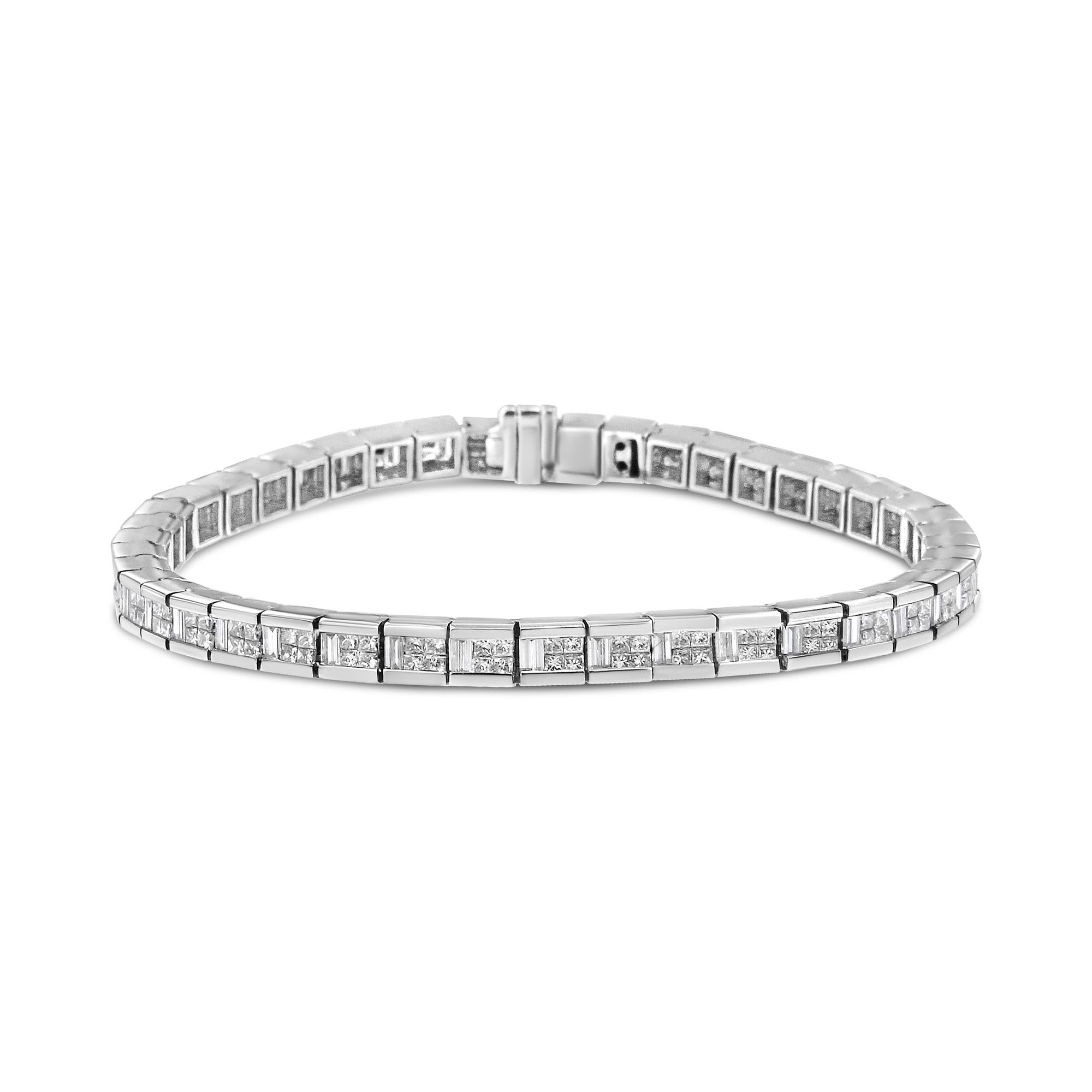 Pulsera tenis alterna de engaste invisible con diamantes princesa y baguette de 4 3/8 ct. p.t. en oro blanco de 14K, foto 1