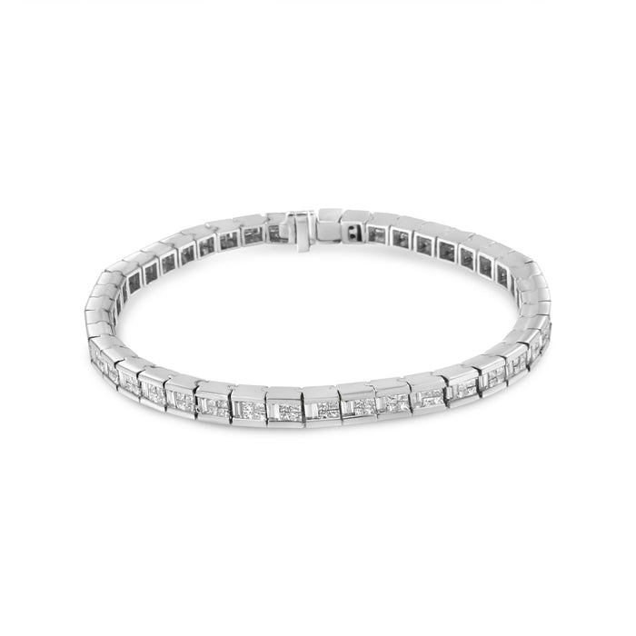 Pulsera tenis alterna de engaste invisible con diamantes princesa y baguette de 4 3/8 ct. p.t. en oro blanco de 14K, foto 4