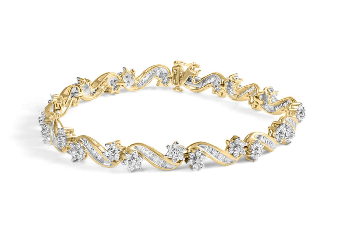 Pulsera de eslabones florales con diamantes redondos y baguette de 3 ct. p.t. en oro amarillo de 10K, foto 1