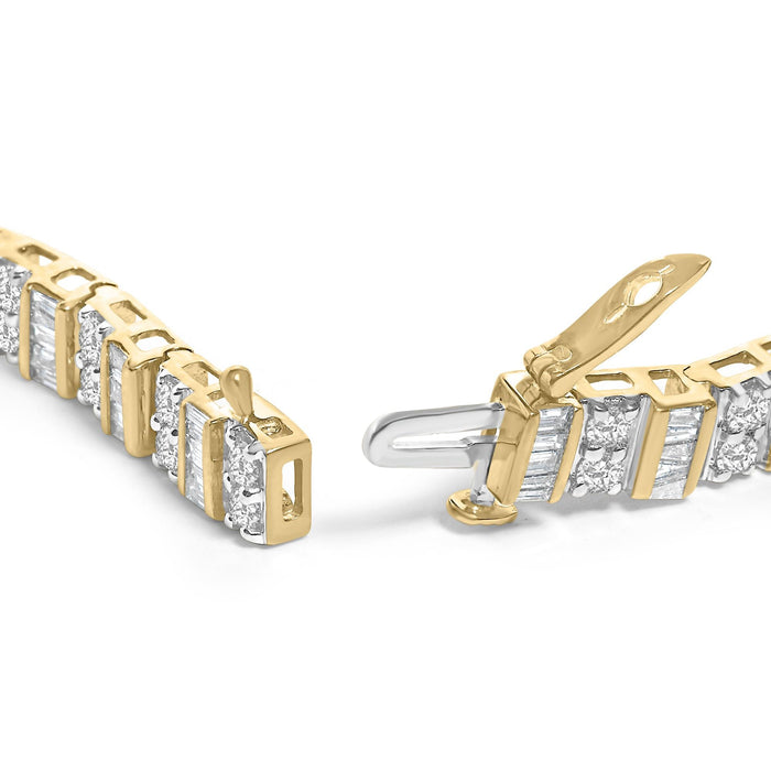 Pulsera tenis alterna de bisel y de garras con diamantes baguette y redondos de 4 ct. p.t. en oro amarillo de 10K, foto 2