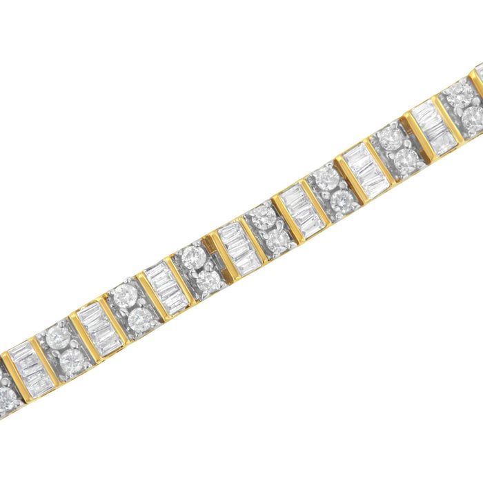 Pulsera tenis alterna de bisel y de garras con diamantes baguette y redondos de 4 ct. p.t. en oro amarillo de 10K, foto 5