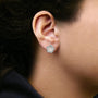 Aretes de botón de estrella de halo con madreperla y diamantes de 1/5 ct. p.t. en oro blanco de 14K, foto 3