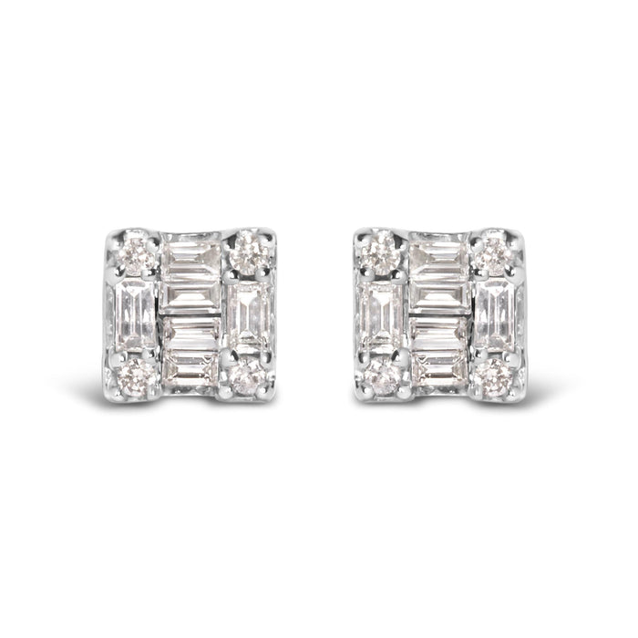 Aretes de botón cuadrados de mosaico con diamantes redondos y baguette de 1/7 ct. p.t. en oro blanco de 10K, foto 1