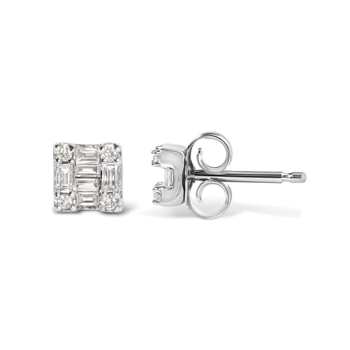 Aretes de botón cuadrados de mosaico con diamantes redondos y baguette de 1/7 ct. p.t. en oro blanco de 10K, foto 4