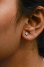 Aretes de botón cuadrados de mosaico con diamantes redondos y baguette de 1/7 ct. p.t. en oro blanco de 10K, foto 3