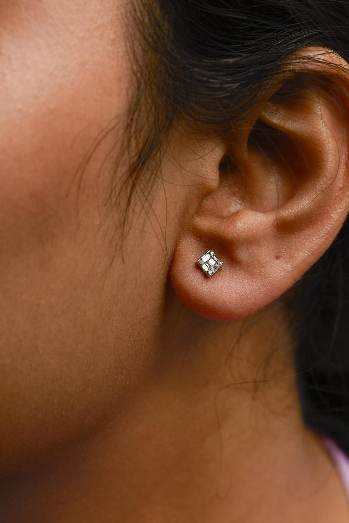 Aretes de botón cuadrados de mosaico con diamantes redondos y baguette de 1/7 ct. p.t. en oro blanco de 10K, foto 3