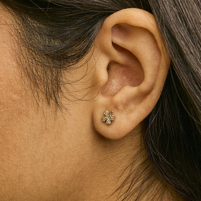 Aretes de botón de trébol de 4 hojas con detalles de diamante en oro amarillo de 10K, foto 3