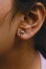 Aretes de botón de palmera incrustada con diamantes de 1/10 ct. p.t. en oro blanco de 10K, foto 3