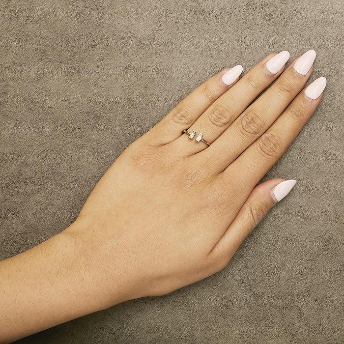 Anillo de banda calado con diamantes baguette de 1/5 ct. p.t. en plata de ley bañada en oro amarillo de 14K, foto 3