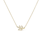 Collar con colgante de hoja y rama con diamantes de 1/10 ct. p.t. en oro amarillo de 10K
