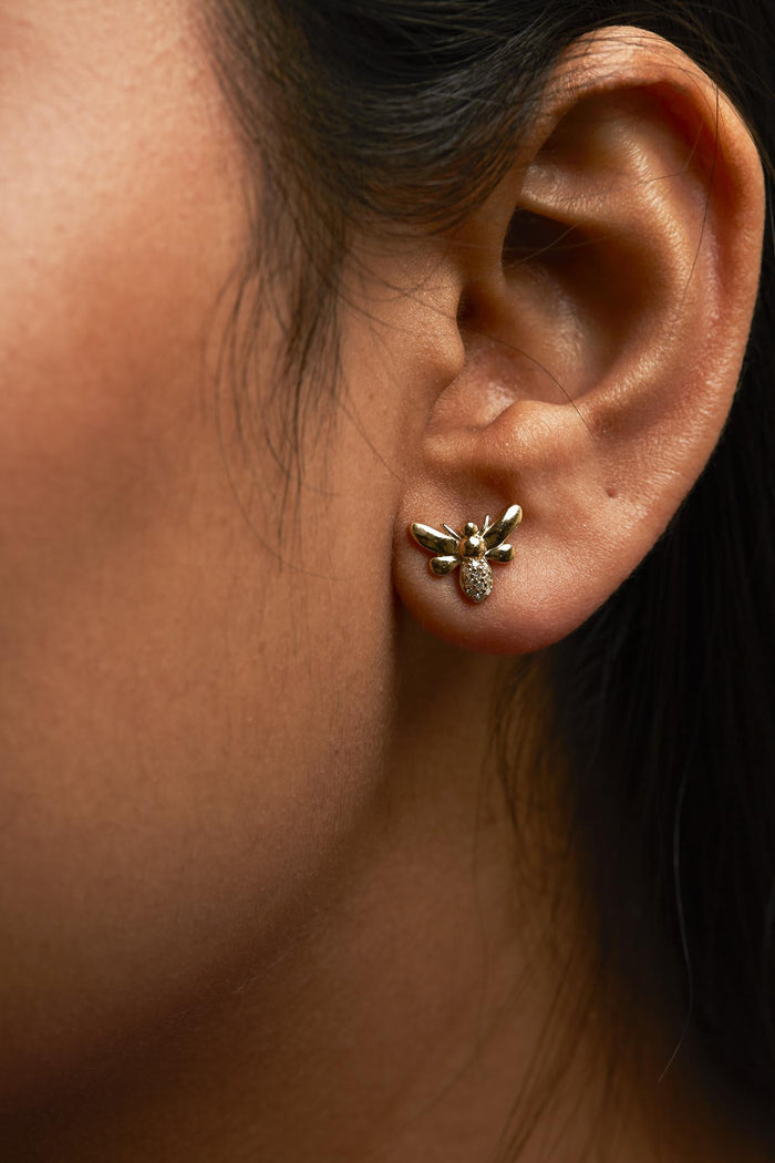 Aretes de botón de abejorro con detalles de diamante en oro amarillo de 10K, foto 3