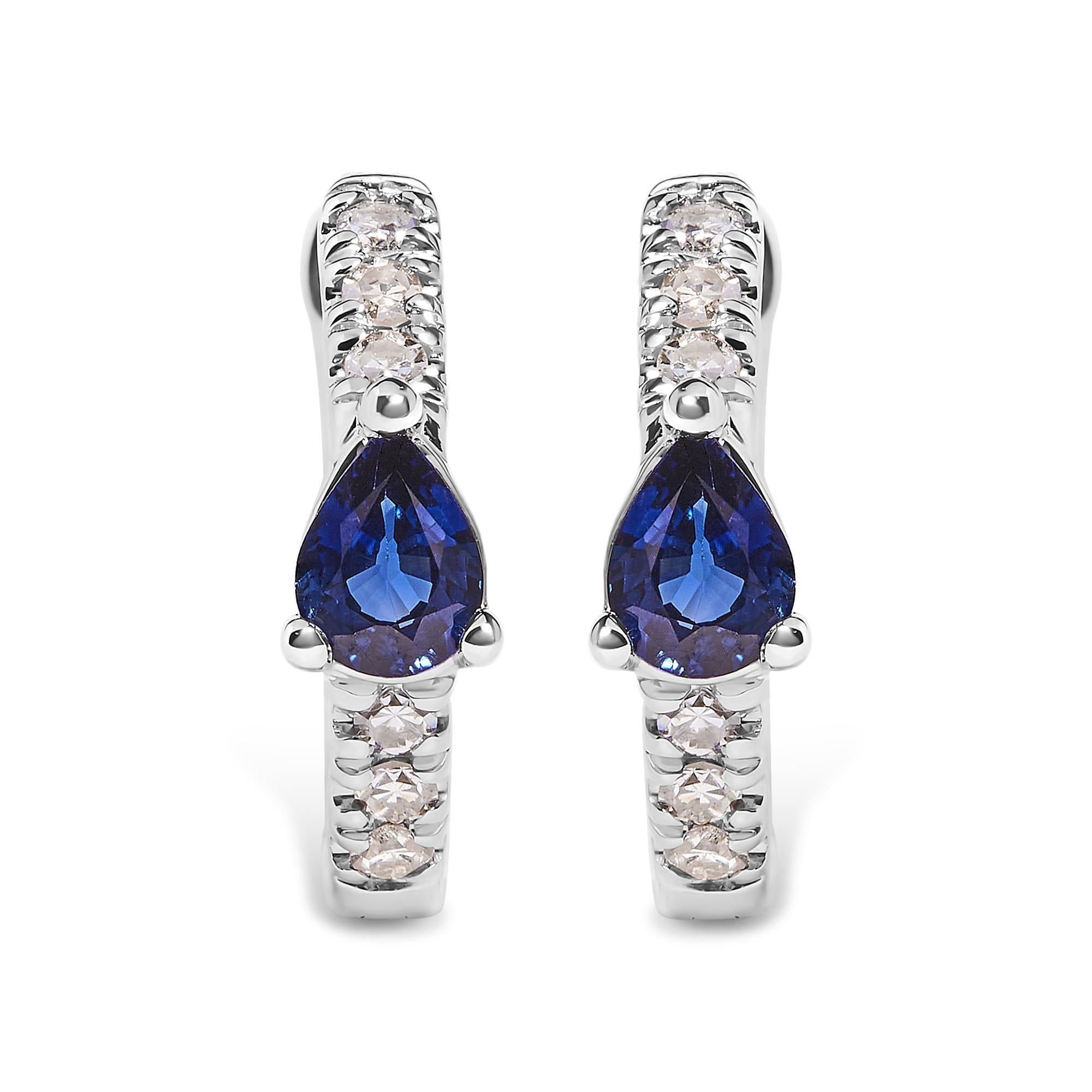 Aretes de aro Huggie con zafiro azul en forma de pera y diamantes de 1/10 ct. p.t. en oro blanco de 10K, foto 1