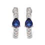 Aretes de aro Huggie con zafiro azul en forma de pera y diamantes de 1/10 ct. p.t. en oro blanco de 10K, foto 1