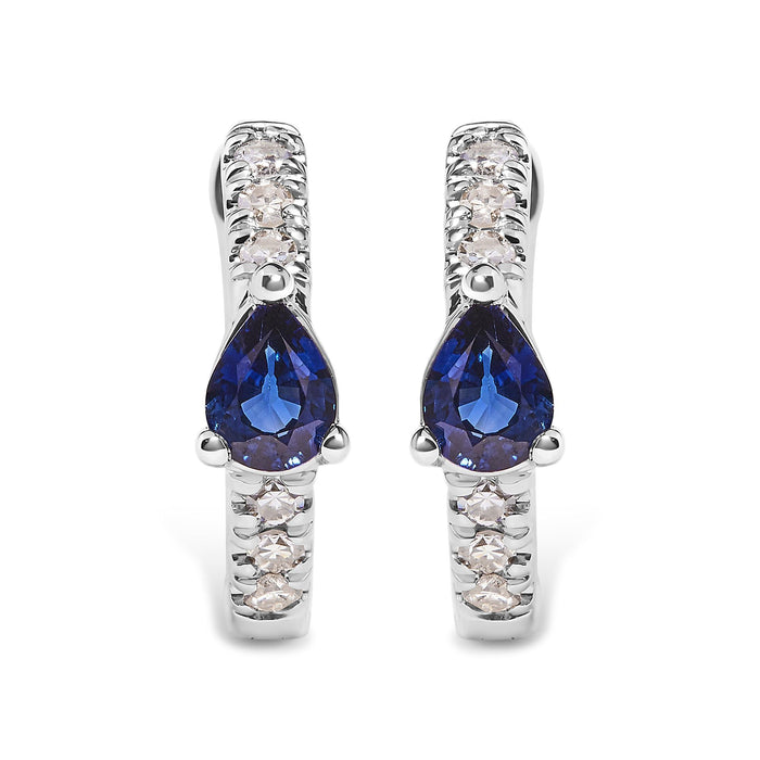 Aretes de aro Huggie con zafiro azul en forma de pera y diamantes de 1/10 ct. p.t. en oro blanco de 10K, foto 1