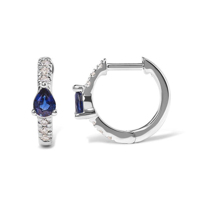 Aretes de aro Huggie con zafiro azul en forma de pera y diamantes de 1/10 ct. p.t. en oro blanco de 10K, foto 4