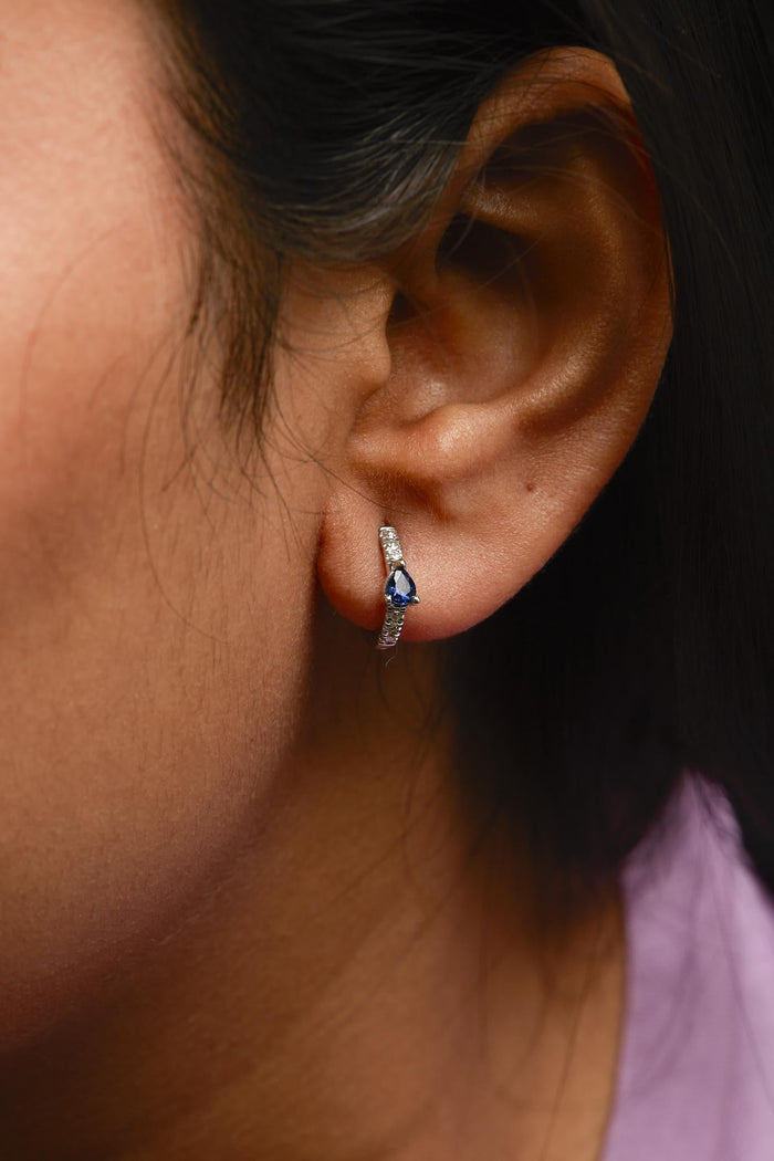 Aretes de aro Huggie con zafiro azul en forma de pera y diamantes de 1/10 ct. p.t. en oro blanco de 10K, foto 3