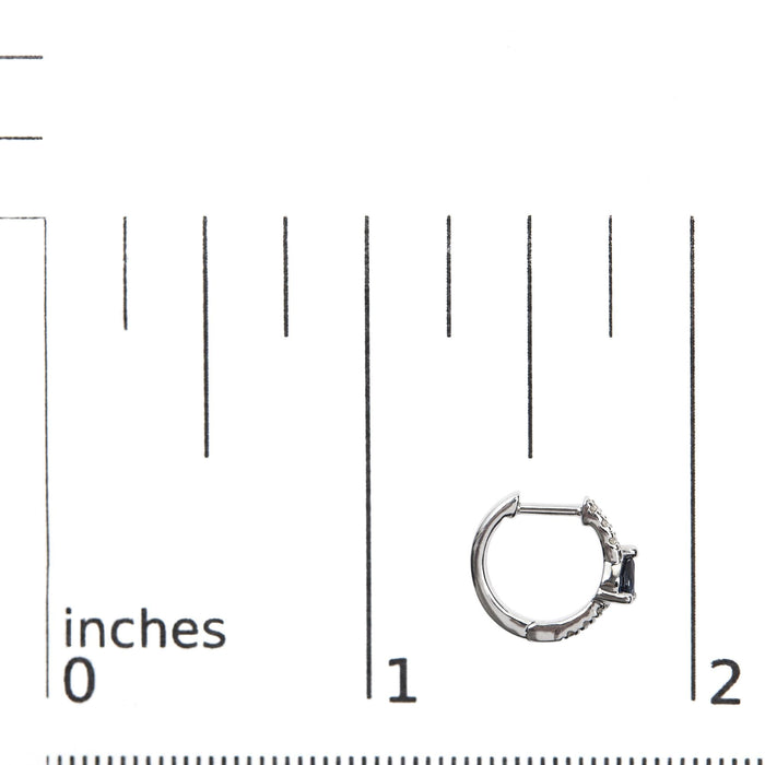 Aretes de aro Huggie con zafiro azul en forma de pera y diamantes de 1/10 ct. p.t. en oro blanco de 10K, foto 5