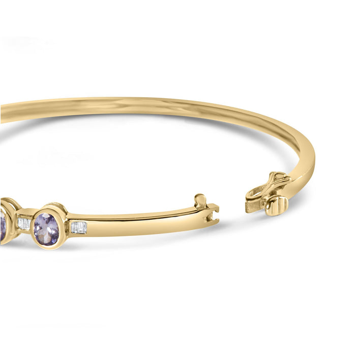 Brazalete rígido de bisel alterno con tanzanita ovalada de 5 mm y diamantes de 1/5 ct. p.t. en oro amarillo de 14K, foto 2