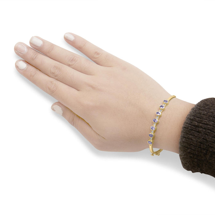 Brazalete rígido de bisel alterno con tanzanita ovalada de 5 mm y diamantes de 1/5 ct. p.t. en oro amarillo de 14K, foto 3