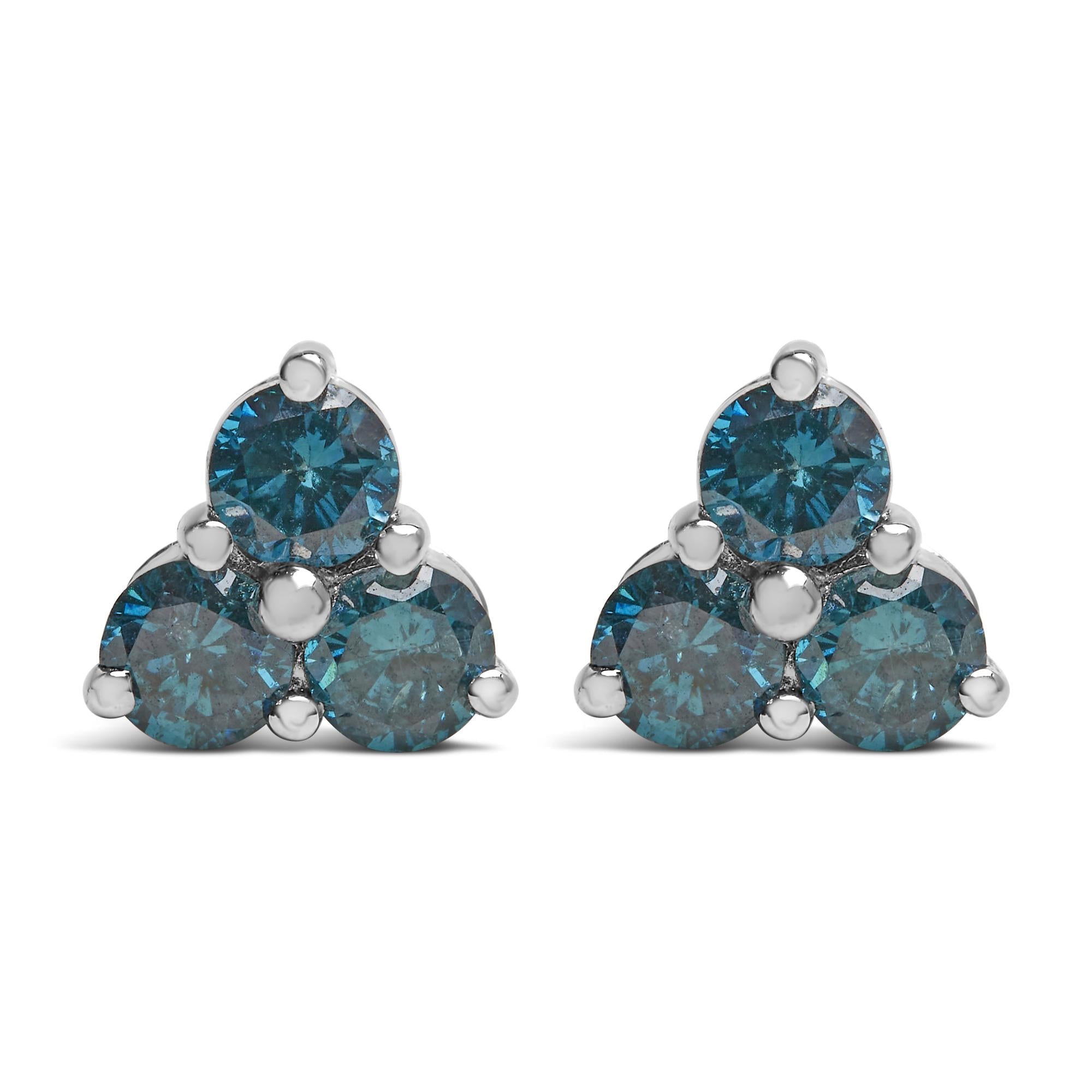 Aretes de botón de trío con diamantes azules tratados de 1 1/3 ct. p.t. en oro blanco de 14K, foto 1