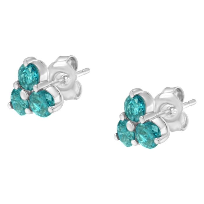 Aretes de botón de trío con diamantes azules tratados de 1 1/3 ct. p.t. en oro blanco de 14K, foto 5