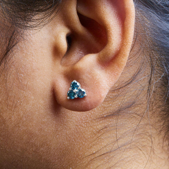 Aretes de botón de trío con diamantes azules tratados de 1 1/3 ct. p.t. en oro blanco de 14K, foto 3