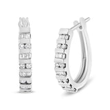 Aretes de aro con diamantes redondos y talla baguette de 1 ct. p.t. en oro de 10K