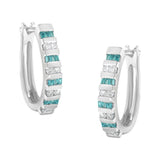 Aretes de aro con diamantes redondos y baguette azules de 0.50 ct. p.t. en oro blanco de 10K