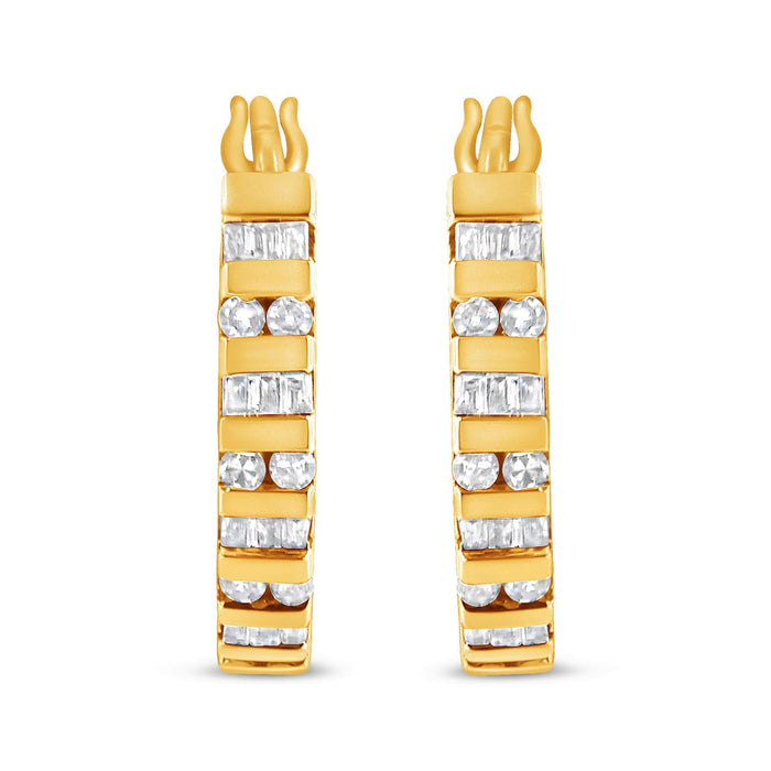 Aretes de aro con diamantes redondos y talla baguette de 1 ct. p.t. en oro de 10K, foto 4