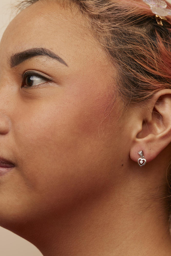 Aretes de botón colgantes de corazón con diamantes de 1/6 ct. p.t. en oro blanco de 14K, foto 3