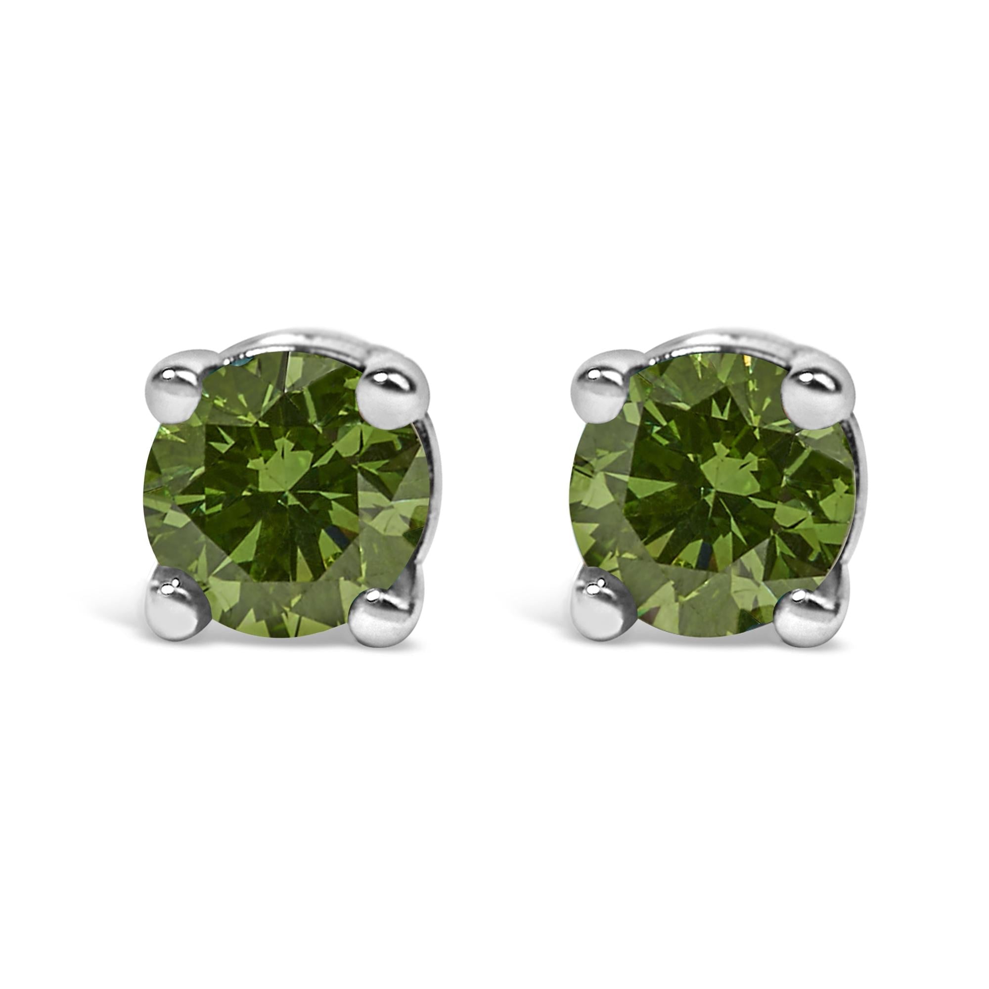 Aretes de botón clásicos de 4 garras con diamantes verdes tratados talla brillante de 1/4 ct. p.t. en plata de ley, foto 1