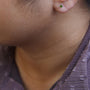 Aretes de botón clásicos de 4 garras con diamantes verdes tratados talla brillante de 1/4 ct. p.t. en plata de ley, foto 3