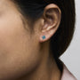 Aretes de botón solitarios con diamantes azules cultivados en laboratorio de 1 ct. p.t. en oro blanco de 14K, foto 3