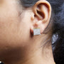 Aretes de botón con engaste invisible y diamantes talla princesa de 2 ct. p.t. en oro amarillo de 10K, foto 3