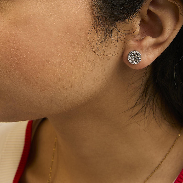 Aretes de botón redondos de racimo estilo halo con diamantes de 1 ct. p.t. certificados AGS en oro blanco de 14K, foto 3