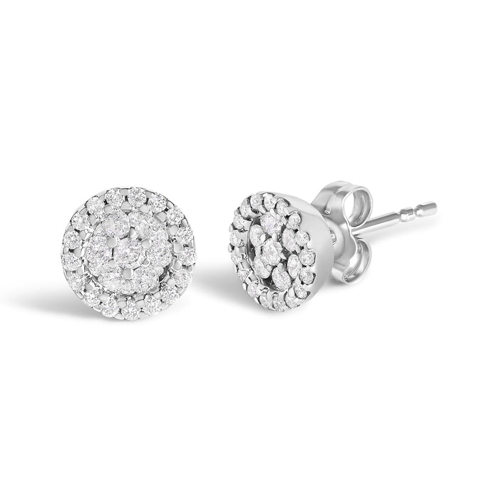 Aretes de botón redondos de racimo estilo halo con diamantes talla brillante de 1/2 ct. p.t. en oro blanco de 14K, foto 2