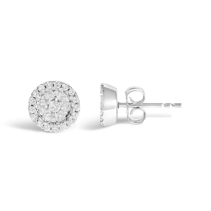 Aretes de botón redondos de racimo estilo halo con diamantes talla brillante de 1/2 ct. p.t. en oro blanco de 14K, foto 4
